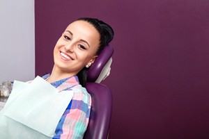 mujer sonriendo en la silla dental